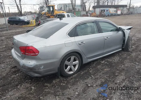 2012 Volkswagen Passat 2.5L Se z USA, uszkodzony, nr VIN 1VWBP7A34CC108370